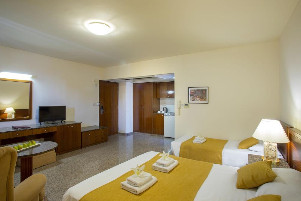 Kapetanios Limassol Hotel ภายนอก รูปภาพ