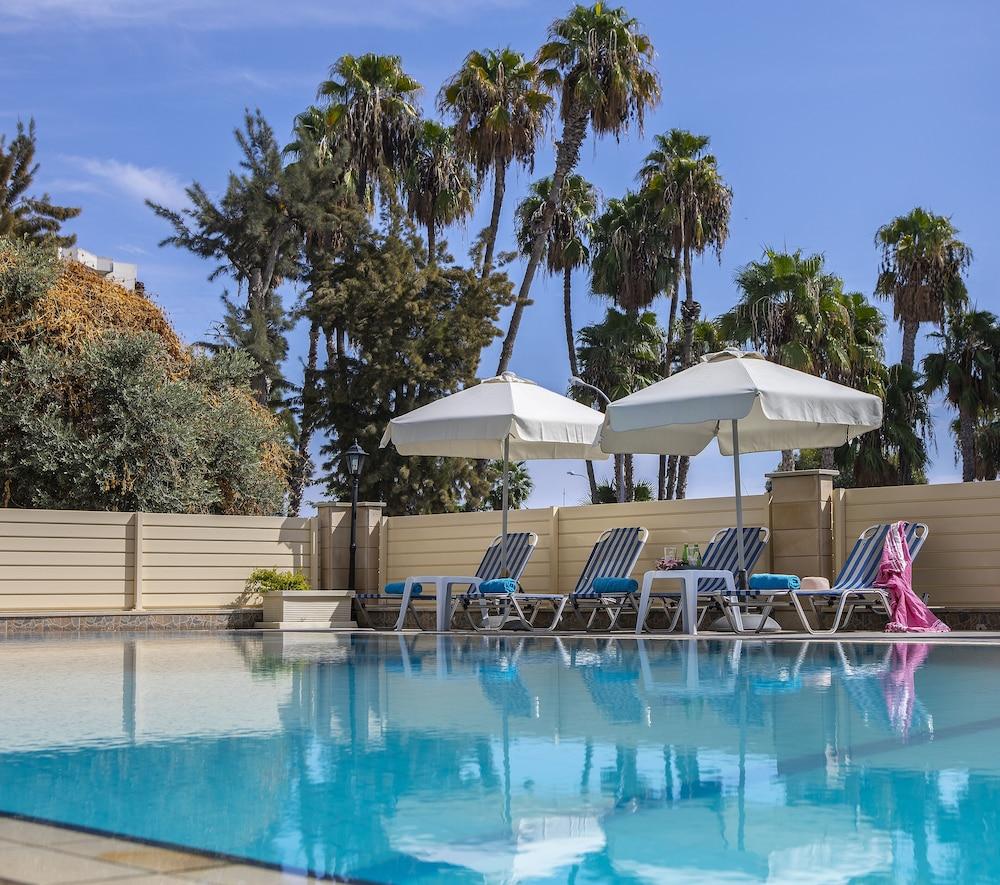 Kapetanios Limassol Hotel ภายนอก รูปภาพ