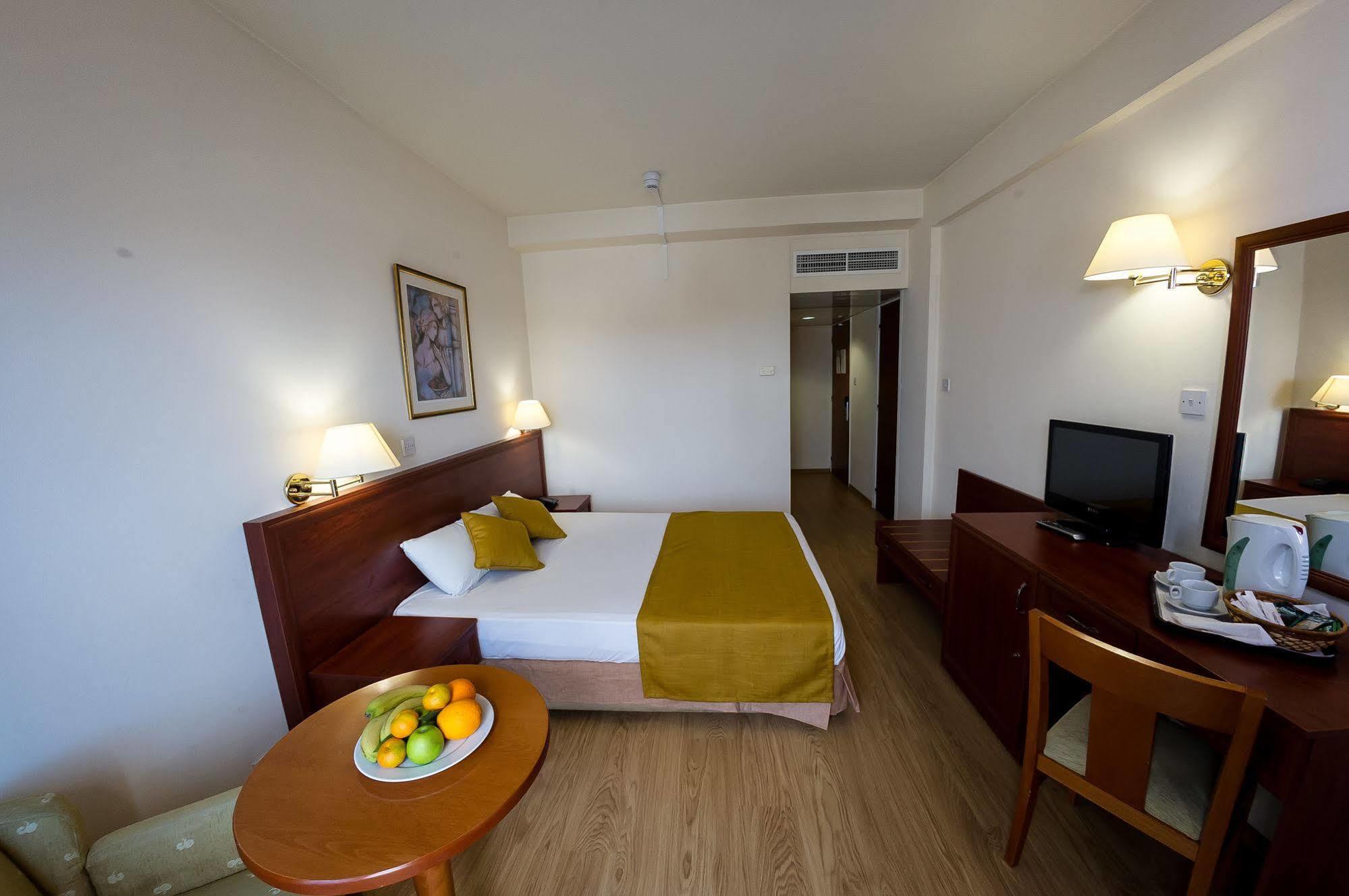 Kapetanios Limassol Hotel ภายนอก รูปภาพ